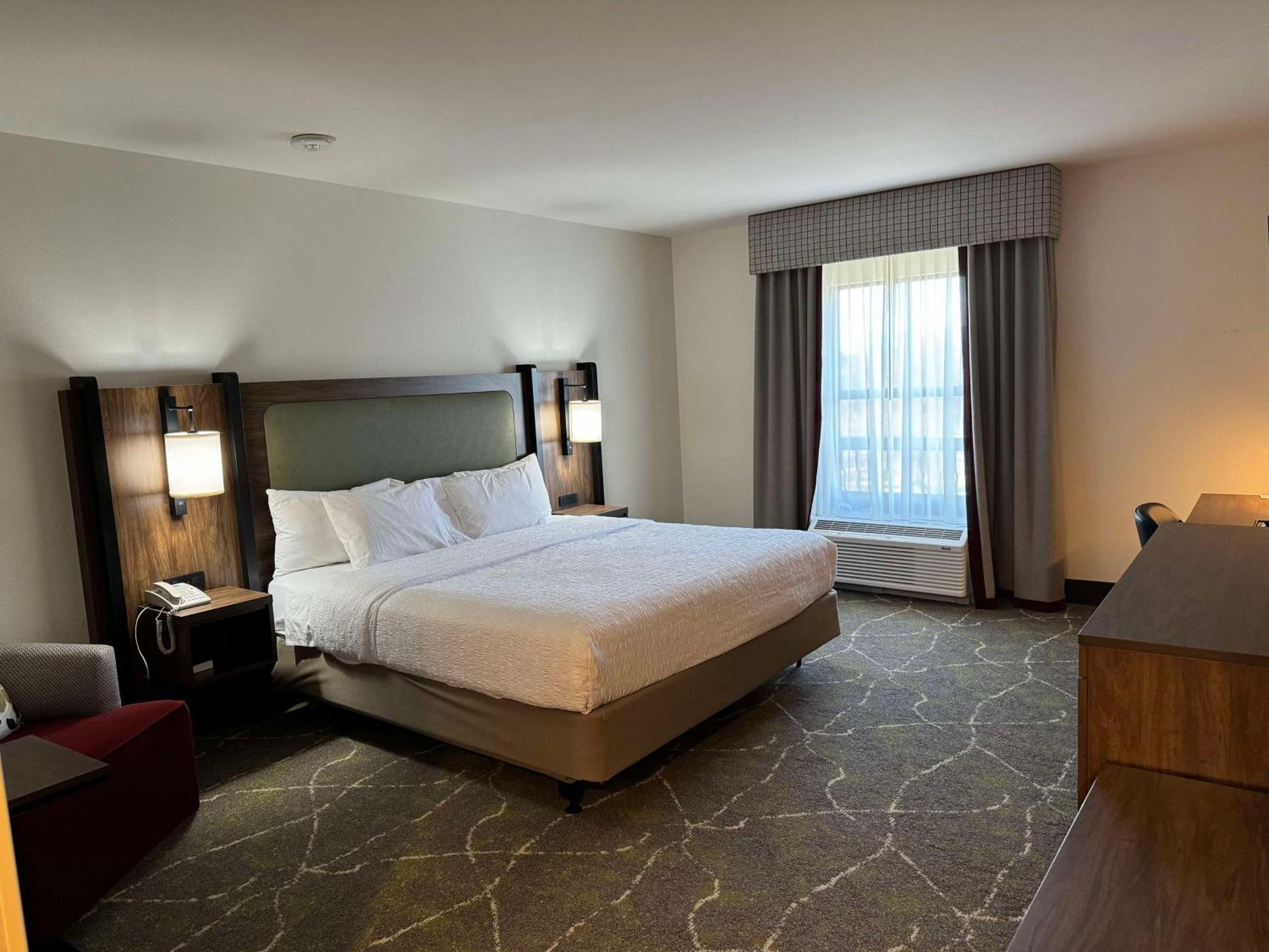 Hampton Inn & Suites Dobson Екстериор снимка